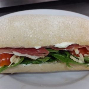 Sandwich de Crudo, rúcula, tomate y parmesano