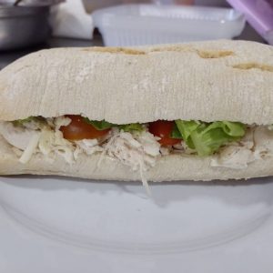 Sandwich de Pollo, Tomate, Lechuga y Parmesano